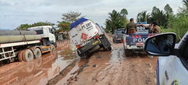 LUMPUH: Jalan Gubernur Syarkawi saat dicek kondisinya beberapa waktu yang lalu. Akses penting ini lumpuh dan tak bisa dilewati lagi. | FOTO: M OSCAR FRABY/RADAR BANJARMASIN