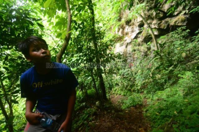 GUIDE MUDA: M Ghalip akrab disapa Alif, berpose untuk Radar Banjarmasin. Ia kerap diminta mengantarkan pelancong ke berbagai kawasan di Desa Nateh. Salah satunya, Gua Sawar. | FOTO: WAHYU RAMADHAN/RADAR BANJARMASIN