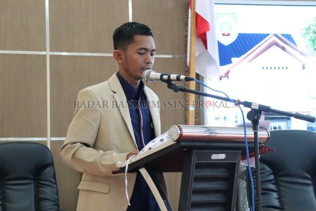 PENYAMPAIAN: Ketua DPRD Kabupaten Balangan, Ahsani Fauzan (kiri) menerima pemandangan umum salah satu fraksi. | FOTO: WAHYUDI/RADAR BANJARMASIN
