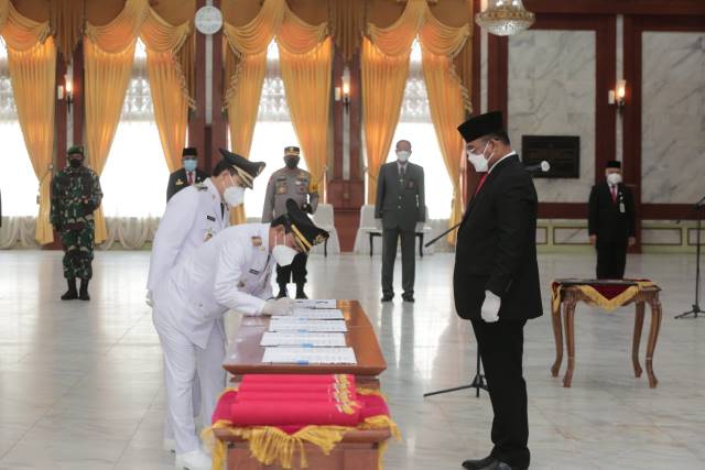 PELANTIKAN: Bupati Balangan, Abdul Jadi, saat menandatangani berita acara pelantikan. | FOTO: HUMAS FOR RADAR BANJARMASIN.