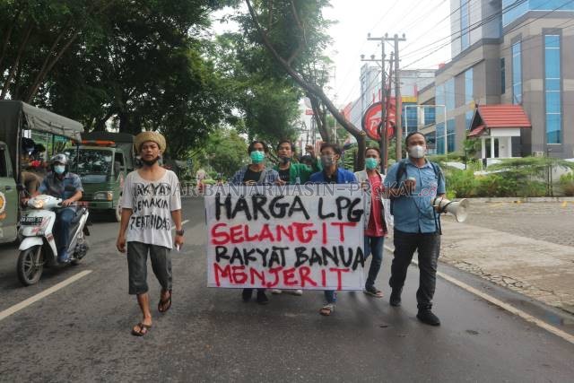 SEDIKIT TAPI BERNYALI: Tujuh mahasiswa dari LSISK mengarak di Jalan Lambung Mangkurat saat menuju kantor Pertamina Banjarmasin, kemarin (3/3). \ FOTO: TIA LALITA NOVITRI/RADAR BANJARMASIN