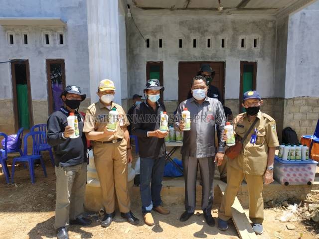 COBA PUPUK: Ketua Komisi II DPRD Tala Edy Purwanto (tidak pakai topi) ingin mencoba pupuk organik buatan petani di Tala. | Foto: Norsalim Yahya/Radar Banjarmasin