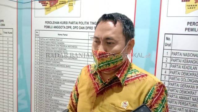 KLARIFIKASI: Usai diperiksa sekitar 2 jam lebih, Komisioner KPU Banjar, Abdul Muthalib alias Azis menjelaskan soal tudingan surat pernyataan yang dijadikan bukti di sidang MK. | Foto: Muhammad Oscar Fraby/Radar Banjarmasin