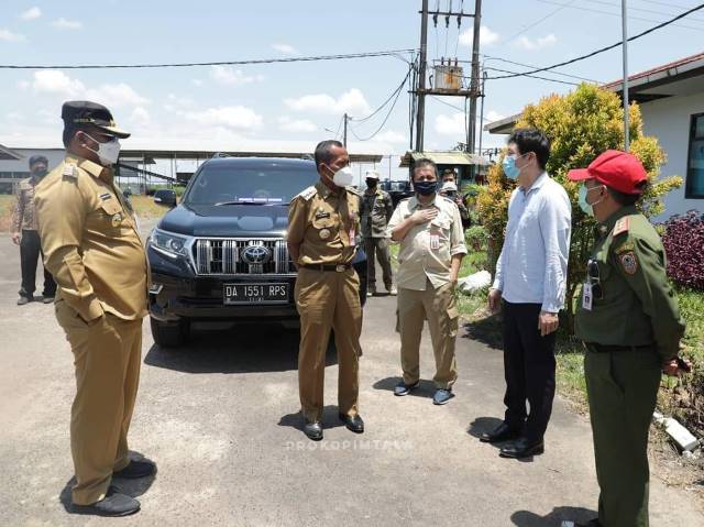KUNJUNGI PABRIK: Bupati Tanah Laut (tengah) dan Pj Gubernur Kalsel (kiri) saat mengunjungi Pabrik tepung tapioka di Kecamatan Bati-Bati, selasa (2/3).