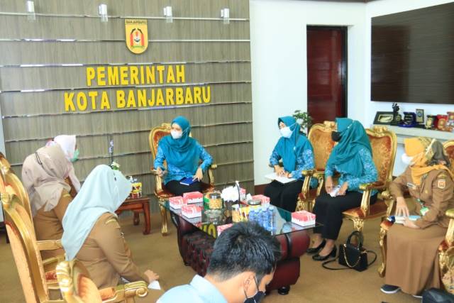 SOSIALISASI: Ketua TP PKK Kota Banjarbaru Vivi Mar’i Zubedi Aditya Mufti Ariffin didampingi Sekretaris TP PKK Kota Banjarbaru Dra Sri Lailana saat mengikuti sosialisasi mengenai pencegahan anak menjadi korban kekerasan seksual melalui Aplikasi Zoom Meetin