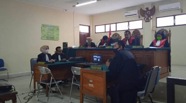 MASIH DISIDANG: Suasana persidangan empat terdakwa narkotika dengan barang bukti sabu 300 kilogram yang diancam vonis hukuman mati. | FOTO: PENGADILAN NEGERI BANJARMASIN FOR RADAR BANJARMASIN