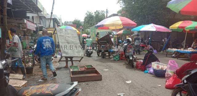 MASIH BERTAHAN: Pedagang Kaki Lima (PKL) pasar Bauntung lama masih membuka lapak dagangannya di ruas Jalan Lanan Banjarbaru, meski Pemko memastikan bahwa ruas jalan ini akan difungsikan sebagai jalan umum lagi. | Foto: Muhammad Rifani/Radar Banjarmasin