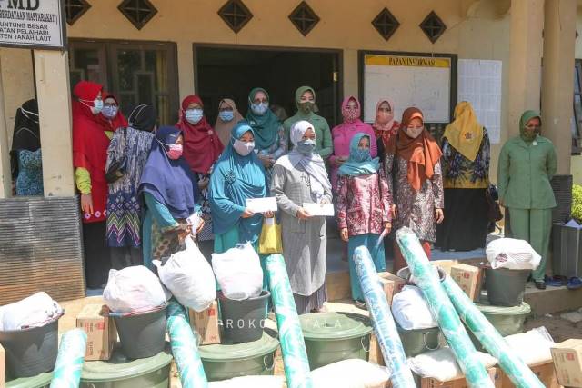 BANTUAN: Gow Tala saat memberikan bantuan alat masak dan sembako kepada warga.