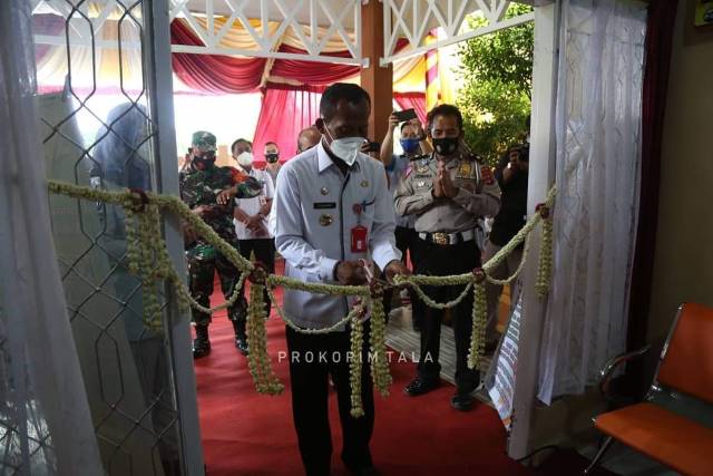 PERESMIAN: Bupati tanah laut Drs H M Sukamta saat meresmikan kantor Samsat Kintap.