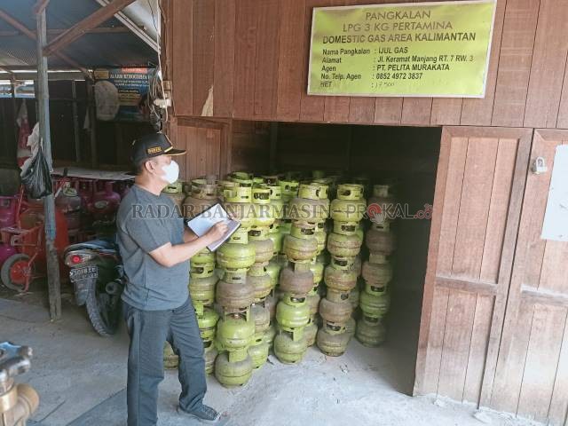 HARUS DIPANTAU: Petugas mendata sebuah pangkalan di Hulu Sungai Tengah beberapa waktu lalu. | FOTO: DOK/RADAR BANJARMASIN