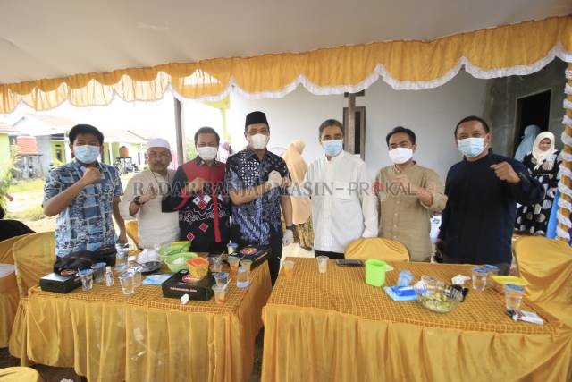 SILATURAHMI: Wali Kota Banjarbaru, Aditya Mufti Ariffin (empat dari kiri), Wawali Kota Banjarbaru, Wartono (tiga dari kanan), Mantan Wali Kota Banjarbaru, Darmawan Jaya Setiawan (tiga dari kanan), Dirut Radar Banjarmasin, Suriansyah Achmad (dua dari kanan