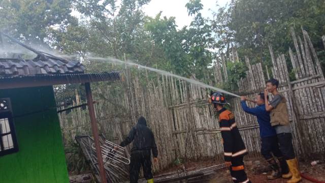 HANGUS: Proses pemadaman kontrakan empat pintu yang terbakar di Bati-Bati.
