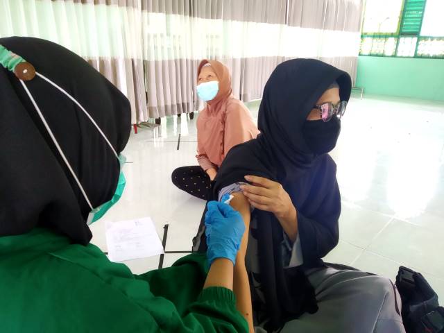 ANTUSIAS: Lansia di Kelurahan Pelambuan mendapat vaksin COVID-19, Sabtu (6/3) lalu. Anak muda Banjarmasin jangan mau kalah dari yang tua. | FOTO: PUSKESMAS PELAMBUAN FOR RADAR BANJARMASIN