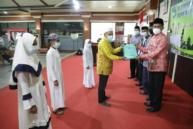 SERAHKAN IJAZAH: Bupati Tanah Laut Sukamta  menyerahkan ijazah TKA/TPA/TQA kepada dewan pengurus pusat badan komunikasi pemuda remaja mesjid Indonesia.