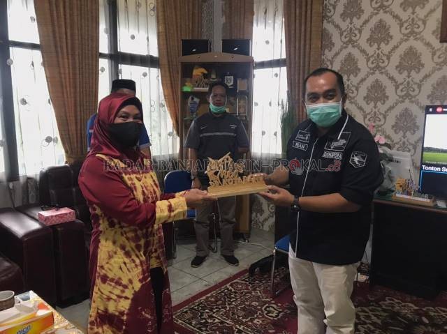 CENDERAMATA: Kabid Kepemudaan Dispora Tala (kiri) Nelly Ariani, SH menerima kenang-kenangan dari Kadisparpora Kotabaru Khairian Ansari, S.STP, M.Si (kanan), Jumat (5/3). | Foto: Norsalim Yahya/Radar Banjarmasin