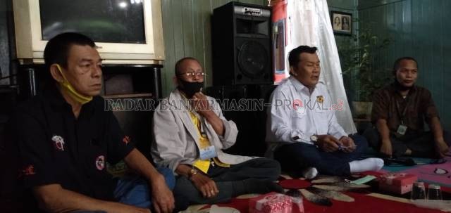 URANG BANUA: Gusti Attari Cotsu (kiri) terpilih kembali sebagai Ketua Umum Wadokai Kalsel periode 2021-2025 secara aklamasi di Musprov Wadokai Kalsel, Minggu (7/3). Turut hadir Ketua Harian Pengprov Forki Kalsel Mochtasarul Hamzah Noor (dua dari kanan).