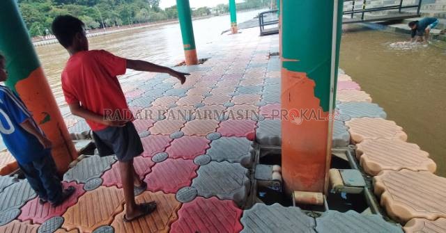 DICURI: Lantai dermaga apung Pasar Terapung di Siring Pierre Tendean mulai hilang keping demi keping. | FOTO: ENDANG SYARIFUDDIN/RADAR BANJARMASIN