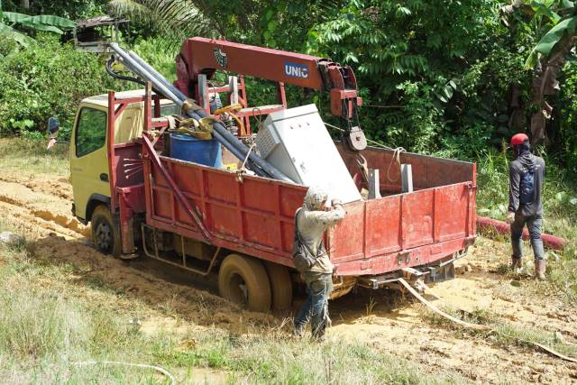 PEMBANGUNAN: PLN berhasil membangun 1,3 kms JTR, 3,03 kms JTM dan gardu distribusi berkapasitas 1x50 kVA untuk menerangi warga Desa Laban Nyarit Kaltara.