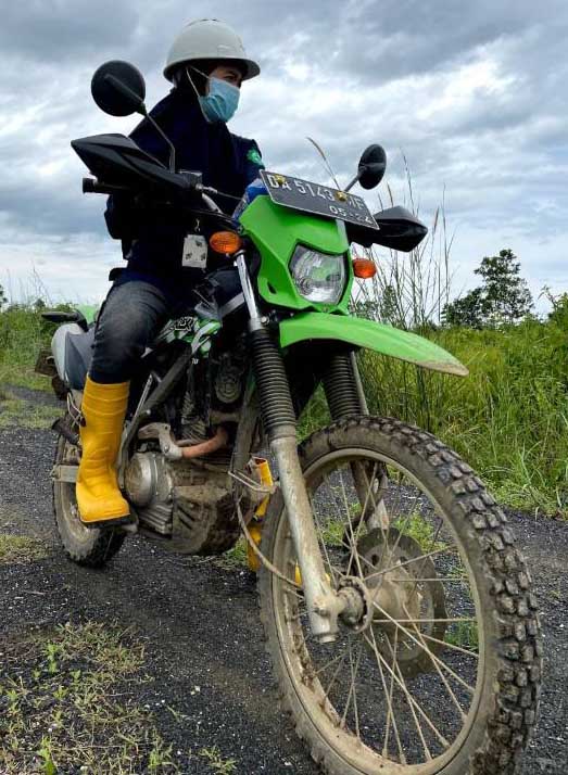 SRIKANDI LISTRIK: Akromatul Wafiroh saat sedang mengawal dan mengawasi proses kontruksi pembangunan proyek jaringan transmisi dan Gardu Induk di Wilayah Kalimantan Selatan. | FOTO: PLN FOR RADAR BANJARMASIN