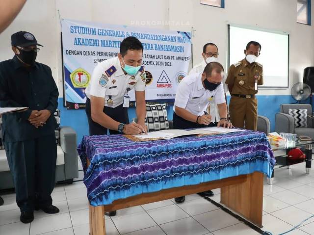 KULIAH UMUM: Bupati Tanah Laut H M Sukamta saat menyampaikan materi pada kuliah umum AMNUS, Senin (8/3).