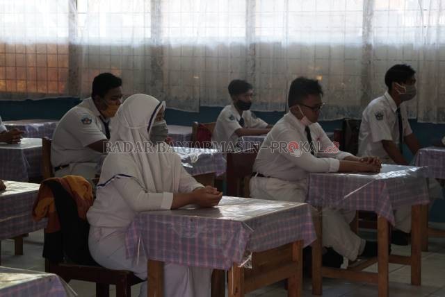 WAJIB MASKER: Simulasi belajar tatap muka di SMP negeri di Banjarmasin, akhir tahun 2020 lalu. Tahun ini, rencana PTM kembali diseriusi Disdik. | Foto: WAHYU RAMADHAN/RADAR BANJARMASIN