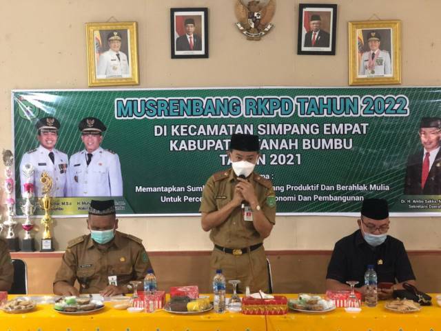 SINKRON: Pj Sekda Pemkab Tanbu Ambo Sakka saat menghadiri Musrenbang Kecamatan Simpang Empat.