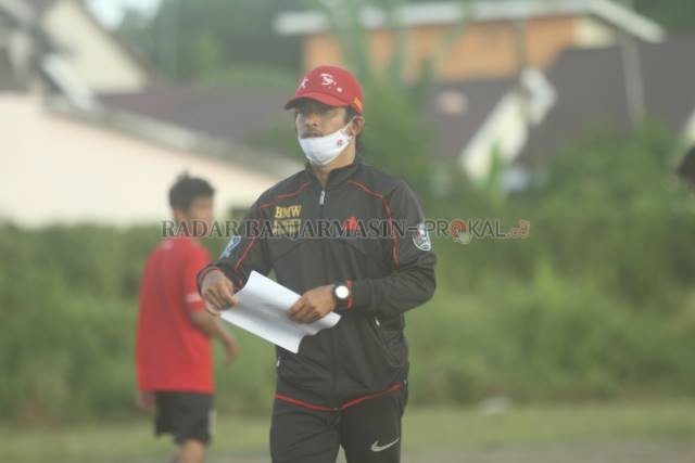 CARI PEMAIN: Pelatih tim sepak bola Porprov Kota Banjarmasin Bambang Hermawan masih memerlukan tambahan pemain baru untuk skuatnya.