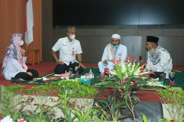 ISRA MIKRAJ: Wakil Wali Kota Banjarbaru Wartono SE saat menghadiri Peringatan Isra Mikraj Nabi Muhammad SAW 1442 H lingkup Pemko Banjarbaru di Aula Gawi Sabarataan Balai Kota Banjarbaru, Rabu (10/3) tadi. | FOTO: HUMAS DAN PROTOKOL PEMKO BANJARBARU