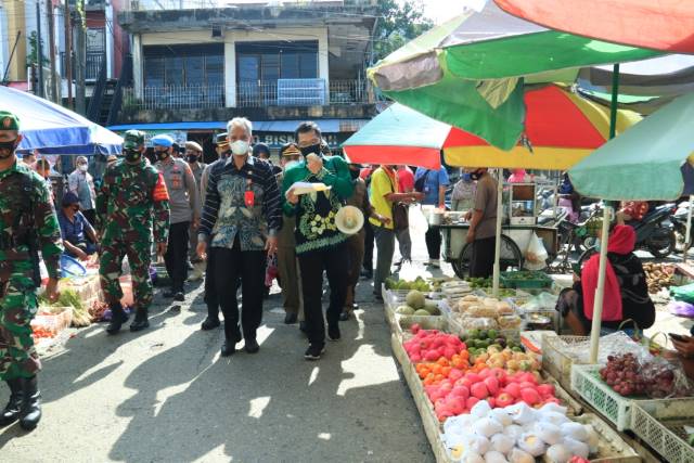 PENUTUPAN: Pemerintah Kota Banjarbaru saat mengumumkan penutupan Pasar Bauntung lama pada 28 Februari lalu. Ditargetkan 17 Maret tidak ada lagi aktivitas pasar di kawasan ini. | Foto: Pemko Banjarbaru for Radar Banjarmasin