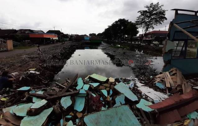 KERUKAN: Pembongkaran aset pemko di atas Sungai Kerukan, Jalan Jafri Zamzam. Sungai itu kian lebar setelah dikeruk dengan alat berat. | FOTO: WAHYU RAMADHAN/RADAR BANJARMASIN