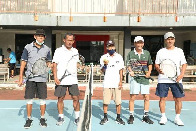SEBELUM TANDING: Bupati Tanah Laut H M Sukamta (tidak memakai topi) saat berfoto bersama sebelum pertandingan dimulai. | Foto: Prokopim