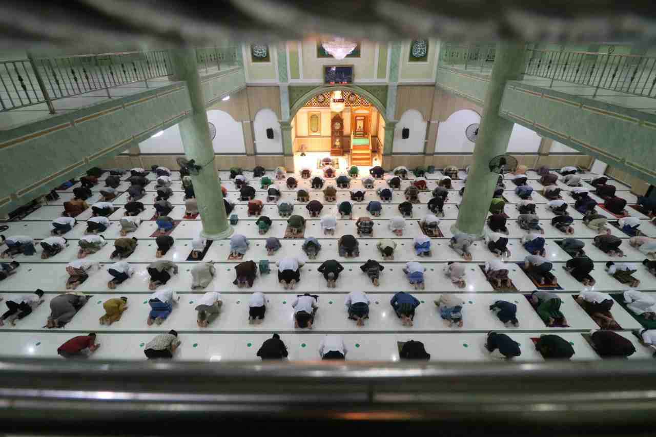 BERJAMAAH: Pelaksanaan salat tarawih berjamaan dengan menjaga jarak di salah satu rumah ibadah tahun 2020 lalu. | Foto: rakyatkaltara.prokal.co