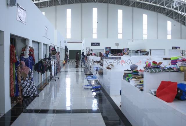 BELUM TERLALU RAMAI: Pedagang Pasar Baru Bauntung mengharap ada keringanan dalam hal retribusi sewa sebagaimana juga disuarakan wakil rakyat dari komisi 2. | Foto: Muhammad Rifani/Radar Banjarmasin