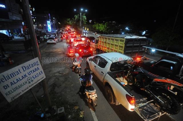 MACET LAGI: Macet parah terjadi di ruas Jalan Hasan Basri Banjarmasin sampai Handil Bakti pada akhir pekan lalu. Permasalahan akses jalan membuat warga mulai resah. | FOTO: M OSCAR FRABY/RADAR BANJARMASIN