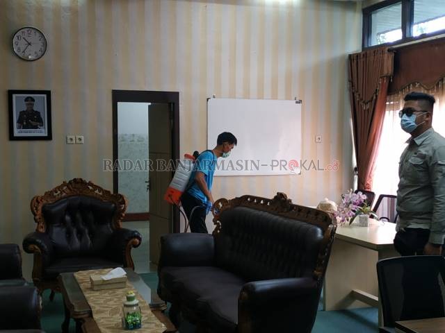 PENYEMPROTAN: Petugas dari Dinas Kesehatan Tanah Laut melakukan penyemprotan di Ruangan Kejari Tanah Laut, Selasa (16/3). | Foto: Norsalim Yahya/Radar Banjarmasin