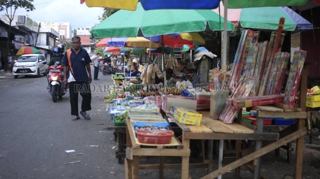 MASIH RAMAI: Sehari sebelum penutupan, aktivitas jual beli di ruas Jalan Lanan kawasan Pasar Bauntung yang lama masih ramai. Hari ini, Pemko menegaskan akan menutup total pasar yang lama. | Foto: Muhammad Rifani/Radar Banjarmasin