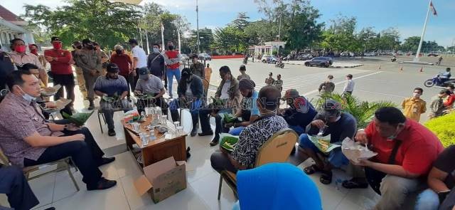 LOBI NASI KUNING: Sejumlah perwakilan PKL Subuh eks Pasar Bauntung berdialog dengan Wali Kota Banjarbaru Aditya Mufti Arifiin di teras balai kota, Kamis (18/3) pagi sembari menikmati sarapan pagi nasi kuning. | Foto: Muhammad Rifani/Radar Banjarmasin