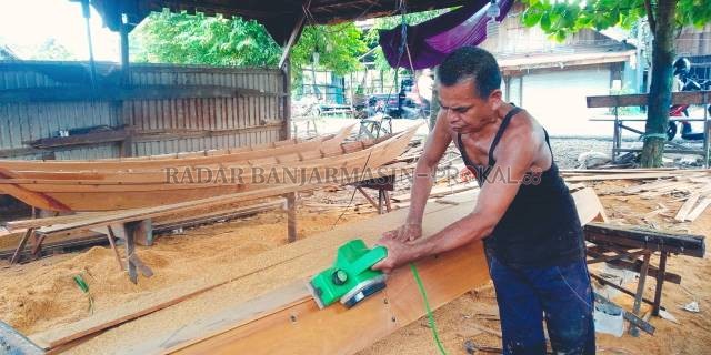 KETAM KAYU: Haji Atta sudah puluhan tahun menggeluti industri jukung ulin.