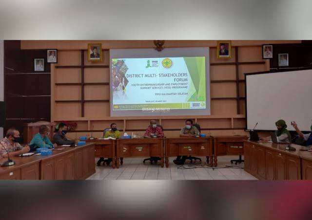 NARASUMBER: Sekretaris Daerah Kabupaten Tanah Laut H. Dahnial Kifli saat menjadi narasumber dalam acara District Multi Stakeholders Forum. (Diskominfo)