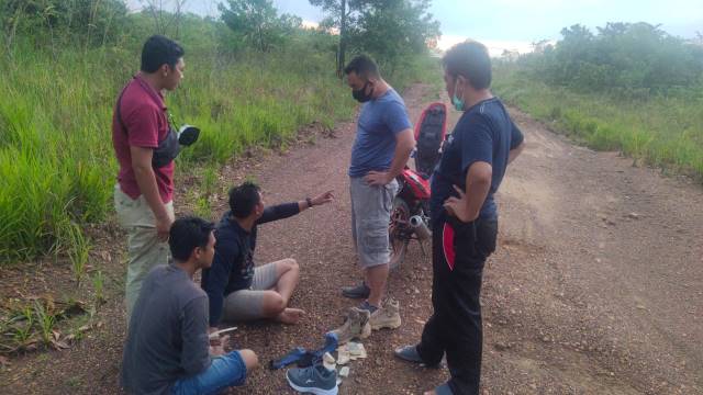 DICOKOK: Pelaku pengedar narkotika jenis sabu-sabu dilumpuhkan jajaran Polsek Banjarbaru Timur saat ingkn melakukan transaksi di kawasan perkantoran Setdaprov Kalsel di Cempaka Banjarbaru. | Foto: Polsek Banjarbaru Timur for Radar Banjarmasin