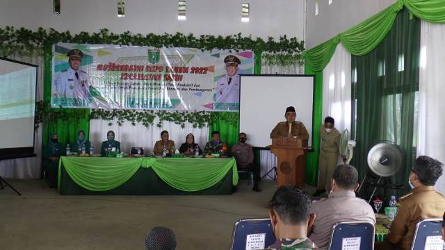 PROGRAM: Bupati Tanbu dr HM Zairullah Azhar menyampaikan sambutan dalam Musrenbang di Kecamatan Satui.