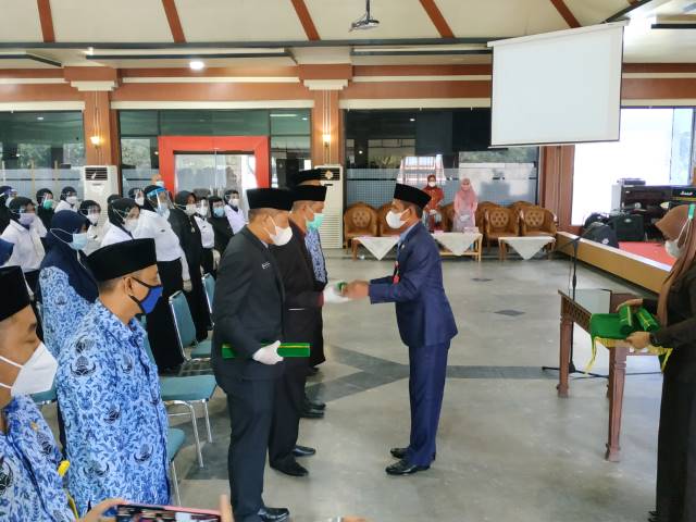 PELANTIKAN: Bupati Tanah Laut H M Sukamta saat melantik Pejabat Tinggi Pratama dan Pejabat Fungsional di Balairung Tuntung Pandang, Jumat (19/3). | Foto: Norsalim Yahya/Radar Banjarmasin