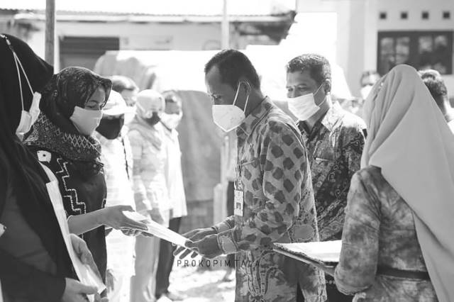 SERTIFIKAT TANAH: Bupati Tanah Laut HM Sukamta menyerahkan sertifikat tanah kepada masyarakat, Kamis (18/3) lalu.