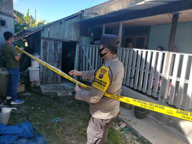 OLAH TKP: Aparat Polsek Murung Pudak melakukan penyelidikan di rumah korban gantung diri di Desa Kapar. | Foto: Polres Tabalong