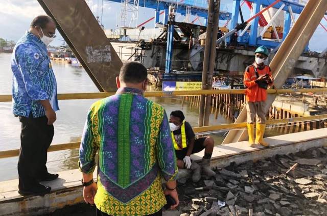 LIHAT LOKASI: Pj Gubernur Kalsel Safrizal saat meninjau titik lokasi kemacetan di Desa Gampa Asahi, Kecamatan Rantau Badauh, Batola, Jumat (19/3) sore. | FOTO: BIRO ADPIM PEMPROV KALSEL