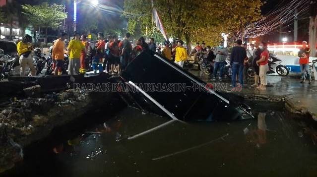 NYEMPLUNG KE SUNGAI: Dari lima penumpang, termasuk anak kecil, syukur semuanya selamat. Insiden terjadi Minggu (21/3) dini hari. | FOTO: WAHYU RAMADHAN/RADAR BANJARMASIN