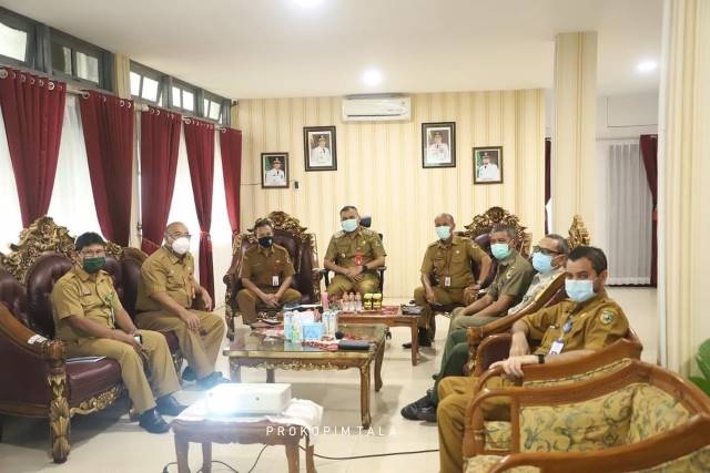 MEETING: Wakil Bupati Tanah Laut Abdi Rahman beserta Sekretaris Daerah, Asisten Bidang Pemerintahan, Asisten Bidang Ekonomi Pembangunan dan Kesejahteraan Rakyat dan SKPD terkait mengikuti Perpanjangan PPMK mikro.