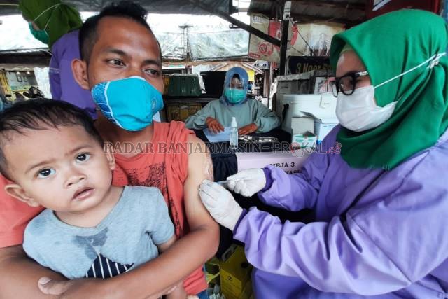 DOSIS PERTAMA: Pedagang di Pasar Sentra Antasari, Banjarmasin Tengah, mulai divaksin sejak kemarin (23/3). | FOTO: WAHYU RAMADHAN/RADAR BANJARMASIN