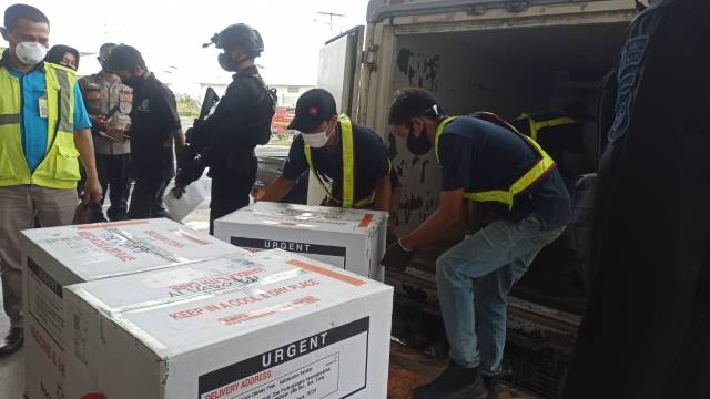 PENGIRIMAN VAKSIN: Saat ini baru 4739 orang divaksin di Banjarbaru terdiri dari para nakes dan pelayan publik, semuanya mendapatkan vaksin Sinovac. | Dok: Radar Banjarmasin