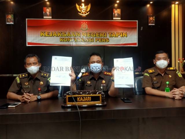 TAHANAN KOTA: Kepala Kejaksaan Negeri (Kejari) Tapin Zaenul Abidin Nawir didampingi Kasi Pidsus Sajimin dan Kasi Intel Garry Fauzan, memperlihatkan berkas kesehatan dari kedua tersangka.